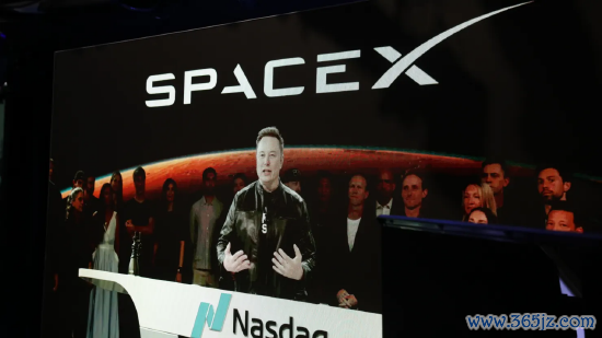 2026 年 6 月 12 日，好意思国纽约纳斯达克交游中心，SpaceX 致密挂牌上市庆典开动前，大屏幕而已播放身处得克萨斯州星舰基地总部的 SpaceX 首席执行官埃隆・马斯克发言画面。